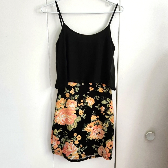 Cute pink and peach floral and black sleeveless mini dress. Size medium - Picture 1 of 8